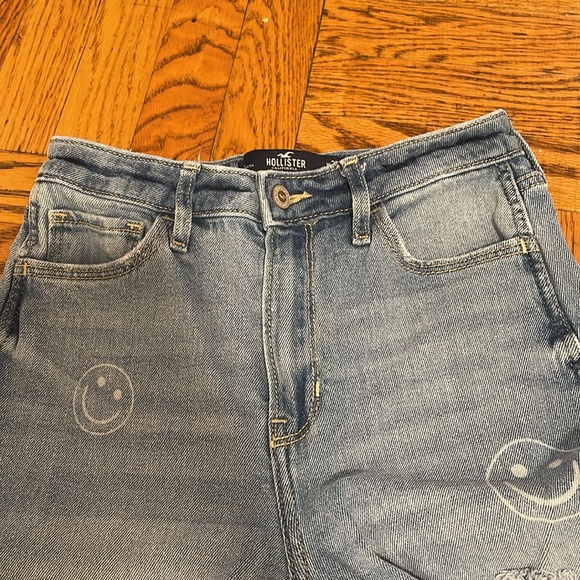 Hollister Ultra High-Rise “Smiley Face” Mom Jean - Picture 6 of 10